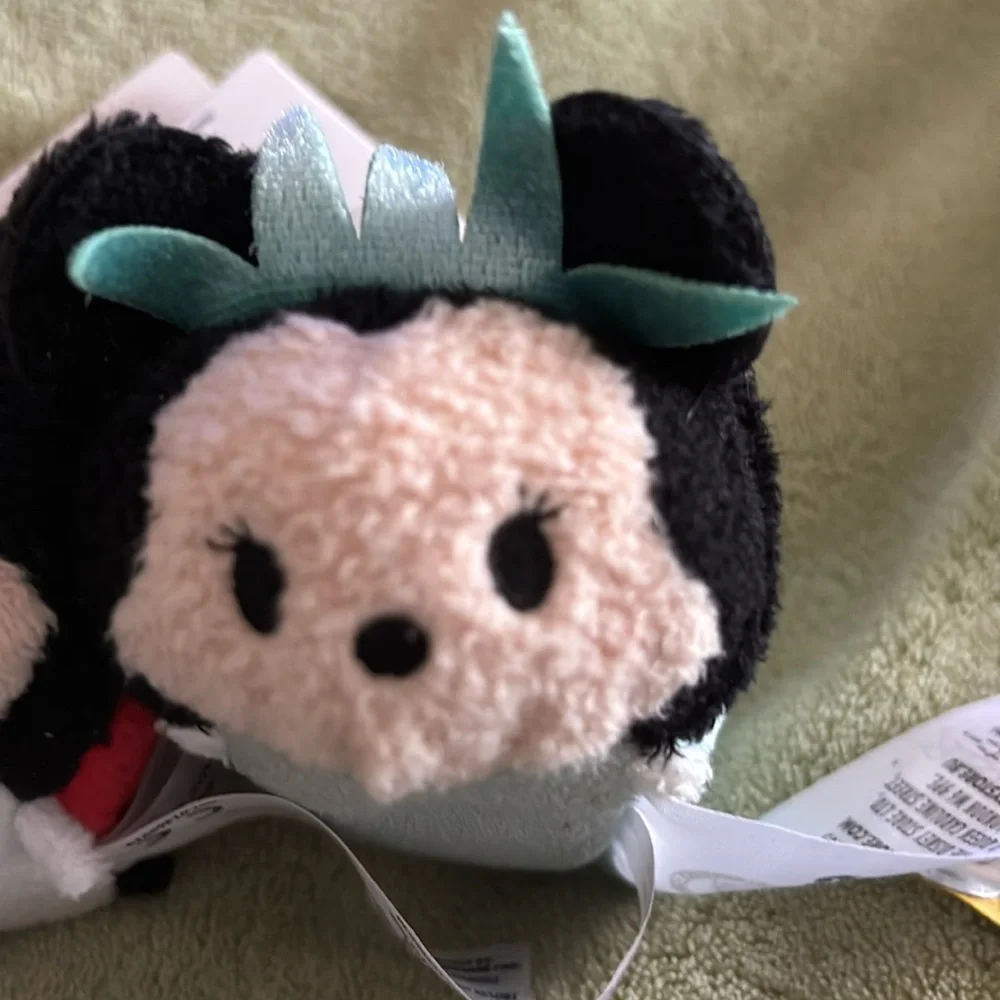 New! 2 tsum tsums! Minnie Mouse. One as herself & one as the Statue of Liberty!